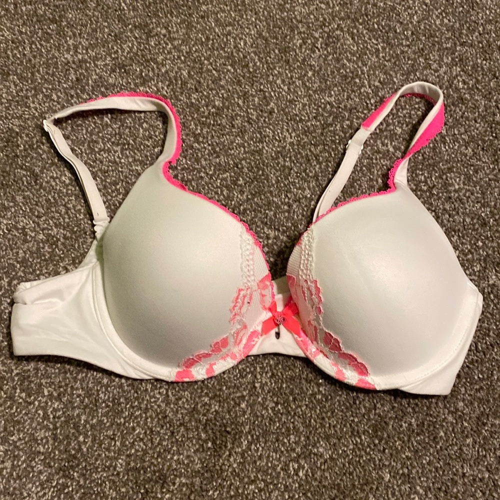 NWOT Victoria’s Secret bra lacie 34B